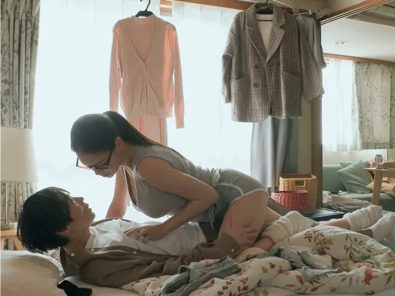 được chị nhà đối diện "an ủi" khi em gái đi ngoại tình